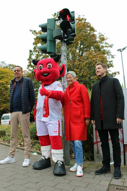 Freuten sich über den Hingucker: Stefan Roßkopf vom FCK (von links), das Betze-Maskottchen, OB Beate Kimmel und Marc Herzer von der Agentur HCP Grauwild | Foto: Monika Klein