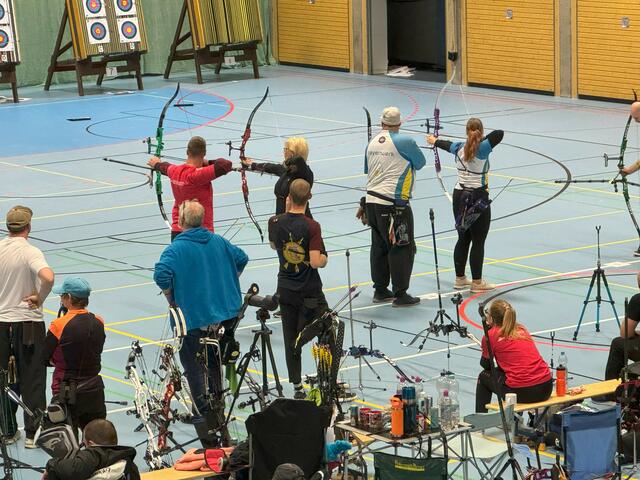 Philipp Wietzel (in rot) an der Linie. Nachts um halb vier muss die Leistung trotz der langen Zeit stimmen. | Foto: M.Zahm