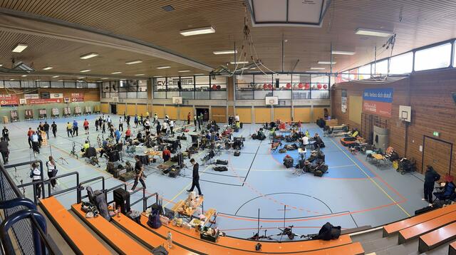 Links das Wettkampffeld, dahinter das Materiallager der einzelnen Teams, rechts ein Ruhebereich. Schlafmöglichkeiten gab es in einer separaten Halle | Foto: M.Zahm