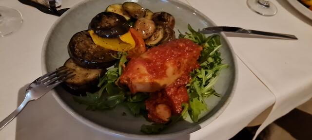 Calamari auf Rucolabett mit gegrilltem Gemüse | Foto: Eva Heyder