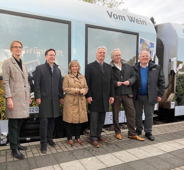 Die Leiterin der DB Regio Mitte, Dr. Silke Janser, Staatsministerin Eder, Verbandsdirektor Heilmann, Bürgermeister  (Eisenberg) sowie die beiden Landräte Guth und Ihlenfeld (Donnersbergkreis und Landkreis Bad Dürkheim) | Foto: Zweckverband ÖPNV