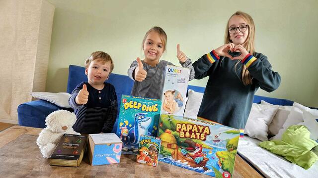 Deep Dive, Quaki, Papaya Boats, Poodle Taxi oder Stau vorm Bau heißen die Kinderspiele der Autoren Tanja Malinowski und Marcus Meigel aus Landstuhl. Die Testkinder Hauke, Rosa, Lilli spielen mit den Prototypen und geben dann ein wichtiges Urteil zur Weiterentwicklung der Spielidee ab. | Foto: Tanja Malinowski