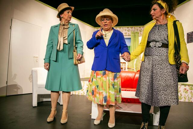 Mutter Ingrid Pahlke (Henrike Haase), Tante Heide (Veronika Ludwig),Dunja  | Foto: Wolfgang Neuberth