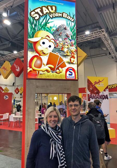 Das Kinderspiel Stau vorm Bau am Schmidt Stand bei der Spielmesse in Essen. Die Landstuhler Spieleerfinder Tanja Malinowski und Marcus Meigel präsentieren stolz ihr neuestes Werk. | Foto: Tanja Malinowski