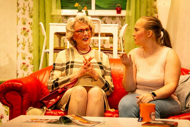 Vermieterin Heike Sahlfeld (Ute Zuber) +Sabine  | Foto: Wolfgang Neuberth