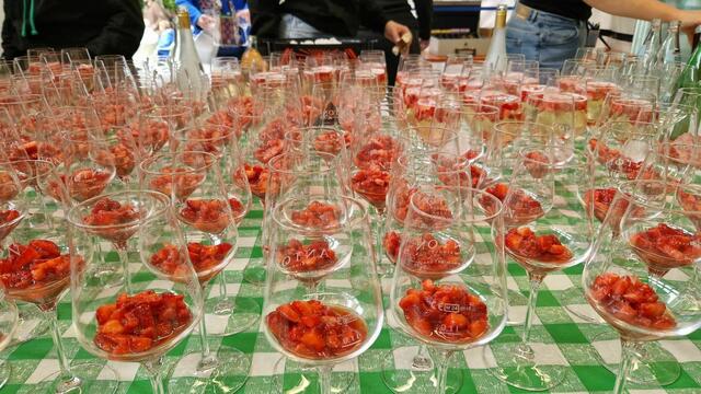 Vorbereitungen für den Erdbeersecco | Foto: Jutta Hartmann