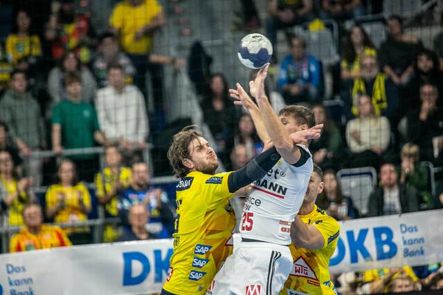 Olle Forsell Schevert und  Sebastin Heymann, eine Mauer | Foto: Wolfgang Neuberth