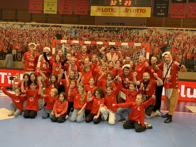 Auch die Kids freuten sich nach dem Eulen-Heimsieg | Foto: Michael Sonnick