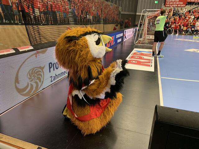 Auch das Eulen-Maskottchen freute sich | Foto: Michael Sonnick