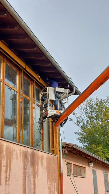 Taubenabwehr anbringen an der TV Halle | Foto: (c) HJ Feise, 2024