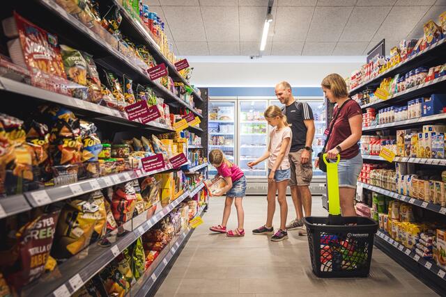 Neben allen Markenprodukten gibt es auch ein günstiges No-Name-Sortiment. | Foto: Tante Enso