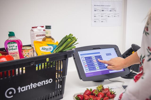 An sieben Tagen rund um die Uhr haben Tante Enso-Läden mit Kundenkarte geöffnet. Die Ware wird dann selbst eingegeben und bezahlt. | Foto: Tante Enso