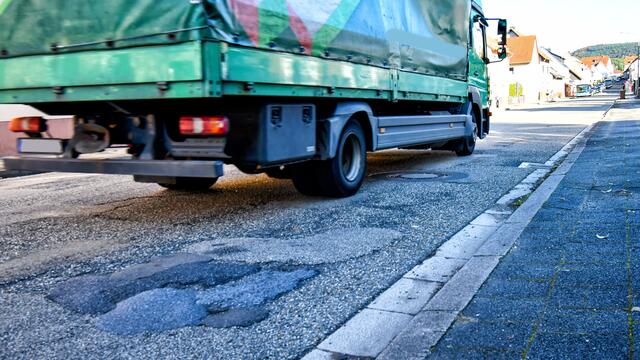 Der Schwerlastverkehr setzt der Ortsdurchfahrt in Kindsbach besonders zu.  | Foto: Erik Stegner