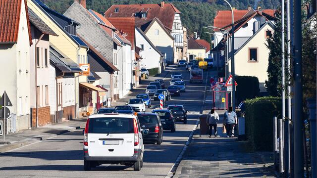 Fußgänger kommen in Stoßzeiten fast nicht über die Straße.  | Foto: Erik Stegner
