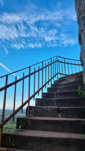 Himmelwärts: Zu beiden Seiten des Bauwerks führt eine Treppe mit Geländer zum eigentlichen Eingang hinauf | Foto: Marcus Barz