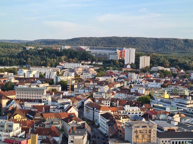 Blick vom Rathaus hin zum Betze und rechts dahinter der Humbergturm | Foto: Ralf Vester