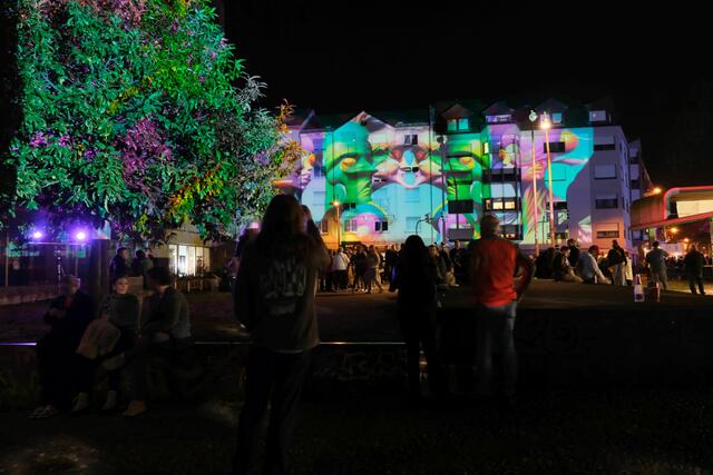 Lichtinstallationen an Häuserwänden ließen den Jungbusch erstrahlen | Foto: Jessica Bader