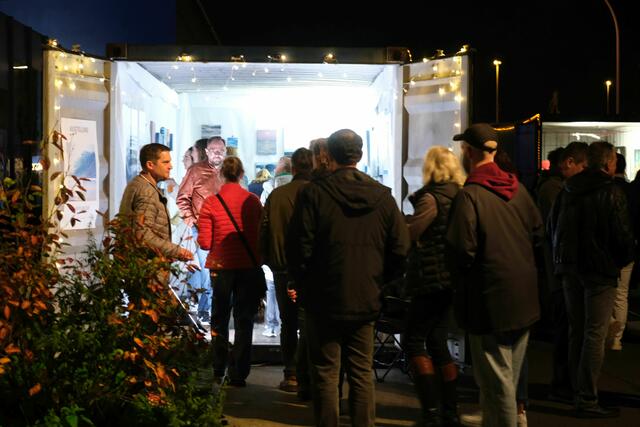 Zahlreiche "Kunstcontainer" am Hafenkanal luden in Mini-Ausstellungen ein | Foto: Jessica Bader