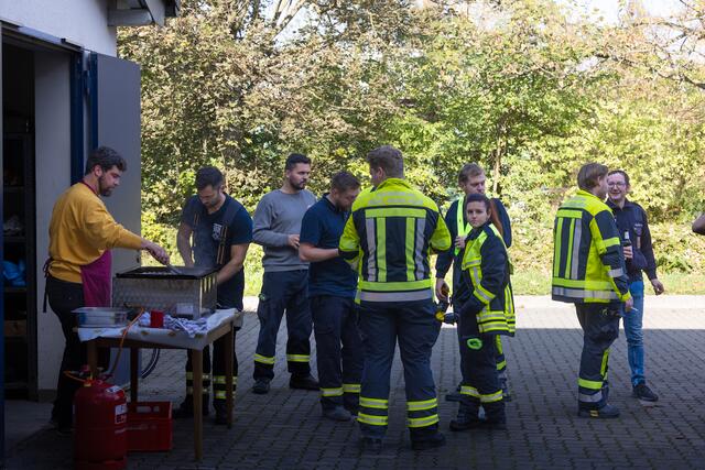 Nach getaner Arbeit ging es zum gemütlichen Teil über | Foto: Johann-Peter Melder
