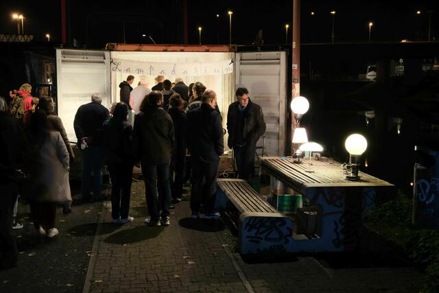 Zahlreiche "Kunstcontainer" am Hafenkanal luden in Mini-Ausstellungen ein | Foto: Jessica Bader