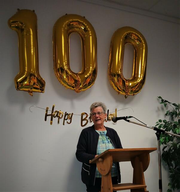 Karin Falkenhain, dienstälteste unter den Ehrenamtlichen, schildert den Werdegang der Bücherei. | Foto: W. G. Stähle