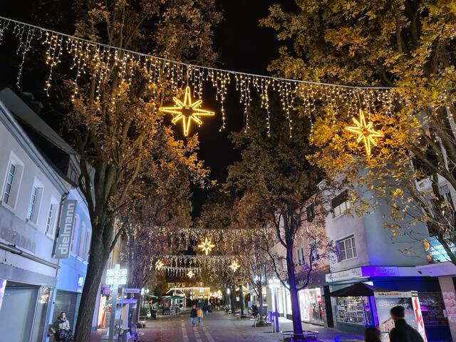 Weihnachtsmarkt Frankenthal: Leuchtende Lichterketten im weihnachtlichen Glanz - die Innenstadt Frankenthals wird weihnachtlich dekoriert | Foto: Gisela Böhmer