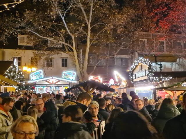 Weihnachtsmarkt Frankenthal: Gerade in den Abendstunden freuen sich viele Besucher, gemütlich mit Freunden auf dem Frankenthaler Weihnachtsmarkt die Zeit zu verbringen | Foto: Gisela Böhmer