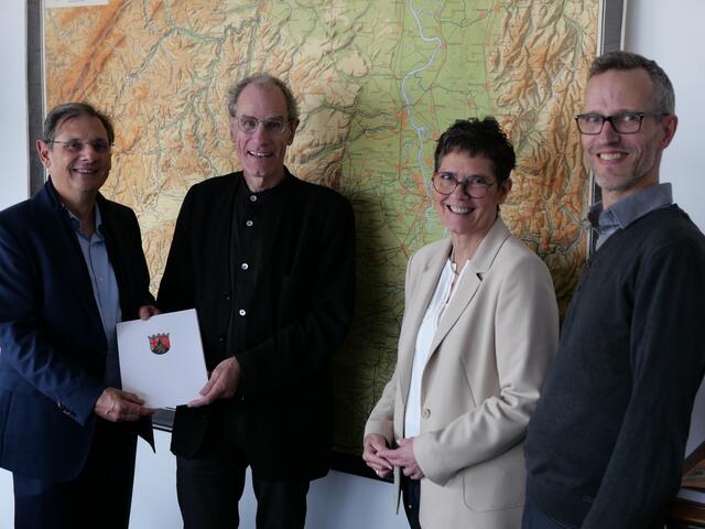 Rainer Ritthaler Bereichsleiter Umwelt und Klima, Alexander Thewalt Bau- und Umweltdezernent, Staatssekretärin Petra Dick-Walther, Sascha Lautenschläger Abteilungsleitung Freiraumplanung und Grünconsulting (v.l.) | Foto: Stadt Ludwigshafen