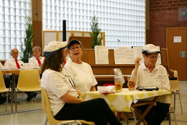 Sketche von Karin Hammer, Gerlinde Heck und Brigitte Sandweger   | Foto: Wolfgang Neuberth