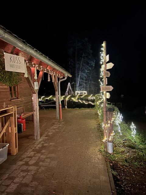 Wegweiser und Kuss-Haltestelle | Foto: Ute Götz