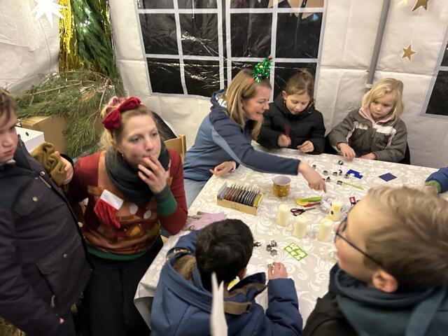 Kinderbasteln im warmen Zelt | Foto: Ute Götz