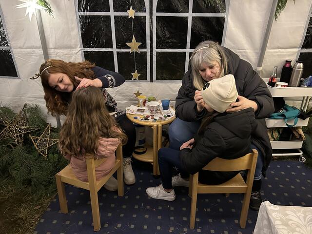 Kinderschminken im beheizten Zelt | Foto: Ute Götz