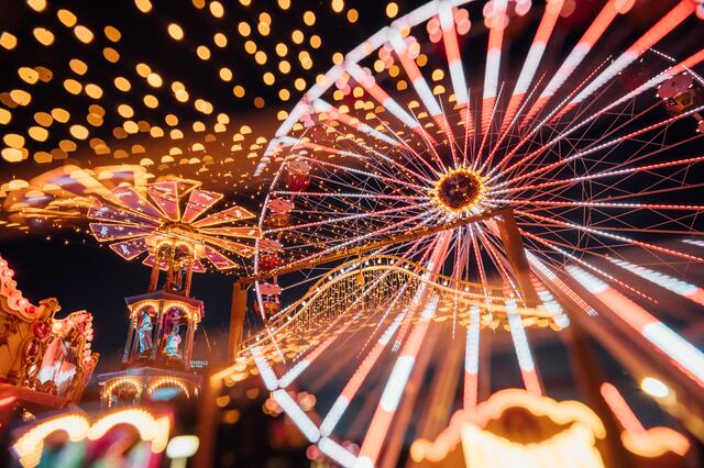 Das Riesenrad ist Teil der bezaubernden Kulisse und eröffnet eine Blick auf den Rhein bis nach Mannheim | Foto: Martina Wörz