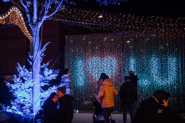 Die neue Lichtwand schillert nicht nur in wechselnden Farbnuancen. Fotos, Schriftzüge und ganze Videosequenzen mit weihnachtlichen Motiven lassen sich hier abbilden. | Foto: Martina Wörz