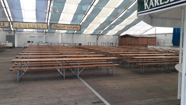Hier ist das Festzelt noch leer. Man ist vorbereitet: es kann los gehen. | Foto: privat