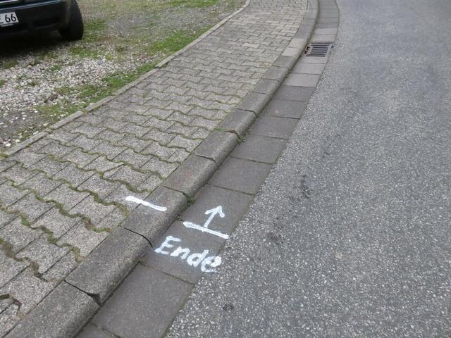 Der Marktmeister misst genau aus, wo welcher Stand stehen soll. | Foto: privat