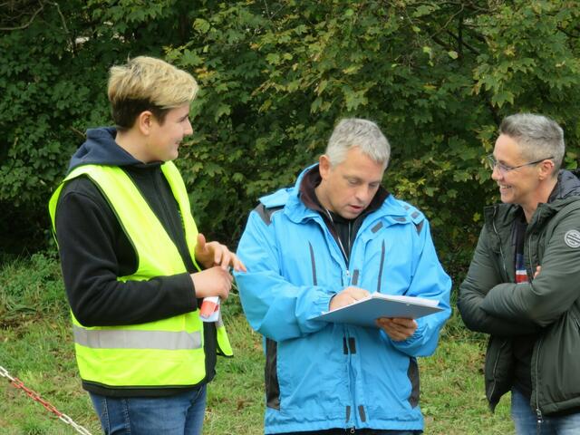 Um die Prämierung gibt es viel zu tun. Die Stimmung ist locker und alle freuen sich auf ein schönes Programm. | Foto: privat