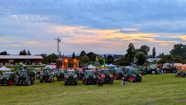 Traktorenkulisse bei Dorfrockerkonzert  | Foto: Monika Kukyte