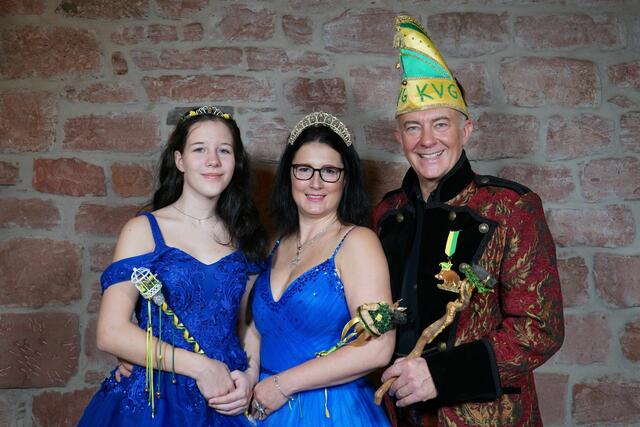 Müssen sich am 11.11. von ihren Insignien trennen: Kinderprinzessin Marie-Louise I. und das Prinzenpaar Tina I. mit Andre I.
Wer wohl danach über die Narren regiert? | Foto: KVG