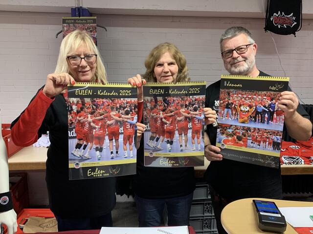 Für das Jahr 2025 gibt es einen neuen Wandkalender von den Eulen Ludwigshafen für 10 Euro | Foto: Michael Sonnick