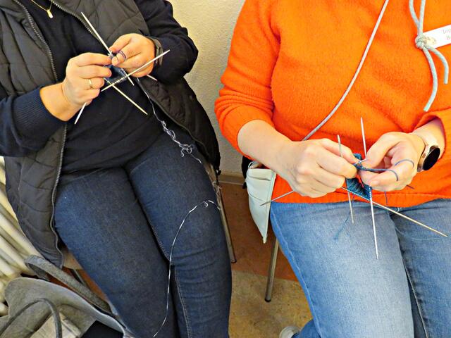 Auch während der Ausstellung wird dem Hobby gefrönt | Foto: Brigitte Melder