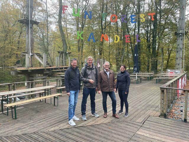 Am letzten der drei Ferienfreizeittage stand der FunForest-Park in Kandel auf dem Programm (von links): Michael Kimmich von Star Care e. V., Schulsozialarbeiter Martin Krisch, Jürgen John von Star Care e. V. und Schulsozialarbeiterin Sarah Lehnhardt. | Foto: KV SÜW