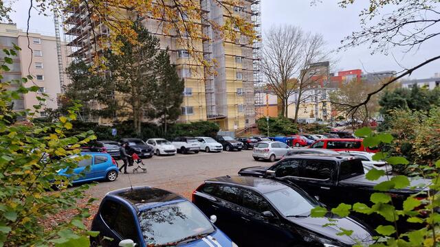 Versteckt gelegener kleiner Parkplatz beim St.-Quentin-Ring auf dem Betzenberg | Foto: Ralf Vester 