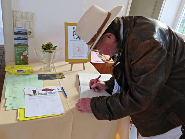 Viele hinterließen ein paar Zeilen im Gästebuch | Foto: Brigitte Melder
