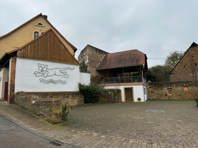 700 Jahre Katzenbach 2024  schöner Platz gegenüber Bürgerhaus mit Katze und Namenszug, Wappen etc.  | Foto: Arno Mohr 