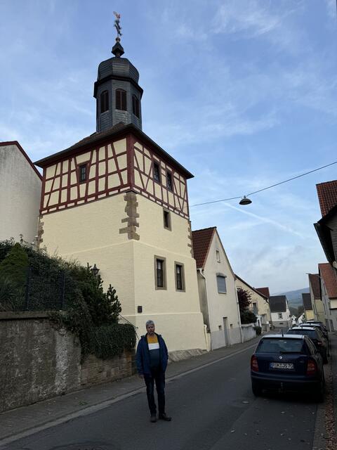 700 Jahre Katzenbach 2024  Wahrzeichen der Gemeinde, Glockenturm mit Heimatmuseum, vorne Ortsbürgermeister Volker Köhler  | Foto: Arno Mohr 