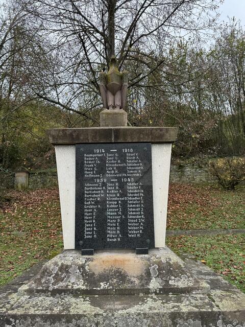 700 Jahre Katzenbach 2024 Kriegerdenkmal in der Ortsmitte zwischen Glockenturm und prot. Kirche  | Foto: Arno Mohr 
