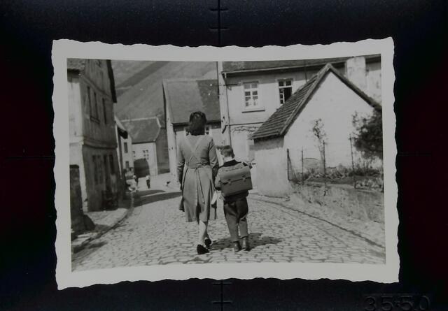 700 Jahre Katzenbach 2024  Mutter und Kind unterwegs von/zur Schule  | Foto: Anja Klein/Gde Katzenbach