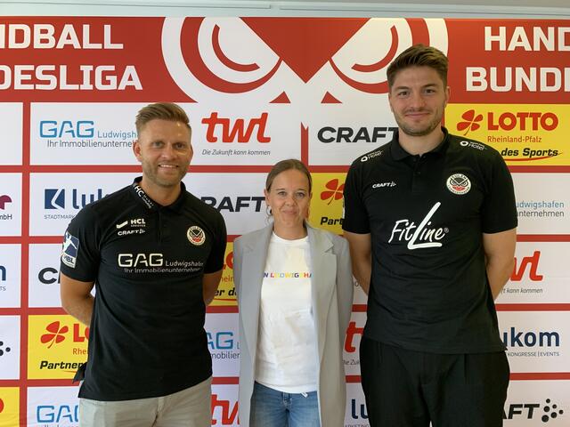 Eulen-Trainer Johannes Wohlrab mit Lisa Heßler und Kapitän Maximilian Haider | Foto: Michael Sonnick