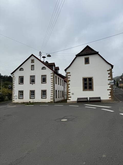 700 Jahre Katzenbach 2024 Alte Schule (li)  und prot. Kirche (re) | Foto: Arno Mohr 